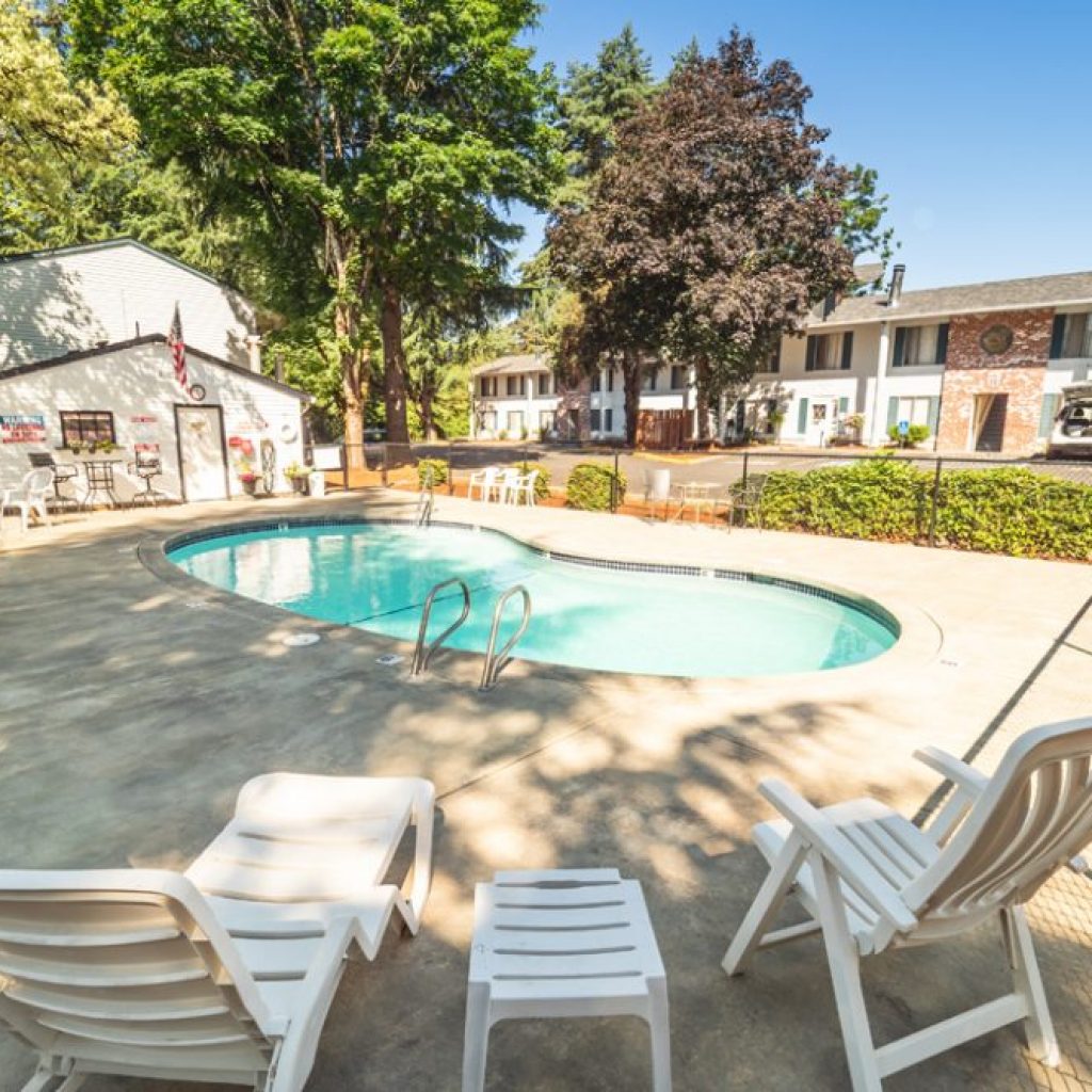 Jamestowne Plaza Apartments West Linn, OR Norris & Stevens, Inc.